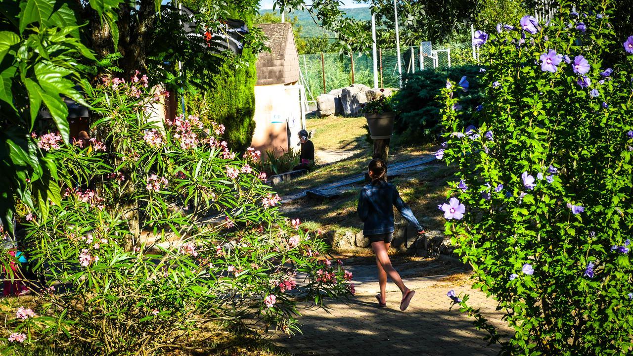 Village Vacances Passion La Buissiere Labeaume Exterior foto